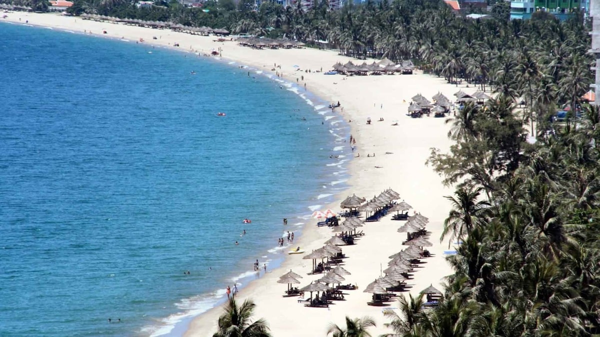 Đắm mình trong làn nước biển tại bãi biển Dốc Lết.